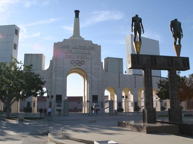 Один из самых больших и изветных стадионов в Америке - Лос-Анджелес Мемориал Колизей осквернили порнографы