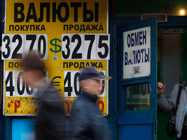 Доллар подорожал до 33 рублей, нефть возвращается к 100 долларам за баррель, обвалившись за месяц на 14%