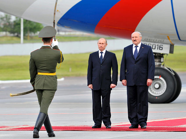 Президент РФ Владимир Путин прибыл в столицу Белоруссии. Это первый визит Путина за рубеж после его вступления в должность президента РФ