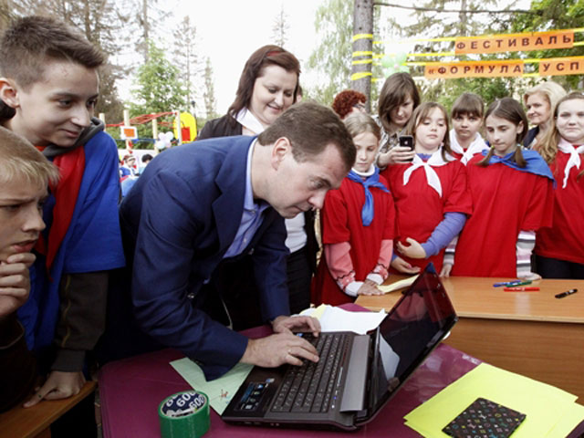 Премьер-министр Дмитрий Медведев в Международный день защиты детей посетил детский кардиоревматологический санаторий "Красная Пахра" в подмосковном Троицке