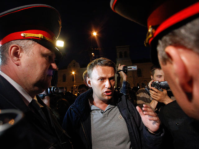 Мировой суд Пресненского района Москвы в очередной раз оштрафовал на тысячу рублей гражданского активиста Алексея Навального