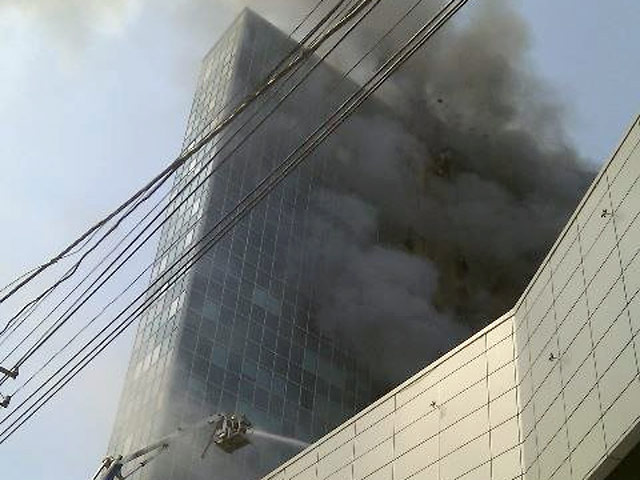 Пожарные борются с огнем в здании торгового центра "Сан-сити" в Ленинском районе Новосибирска