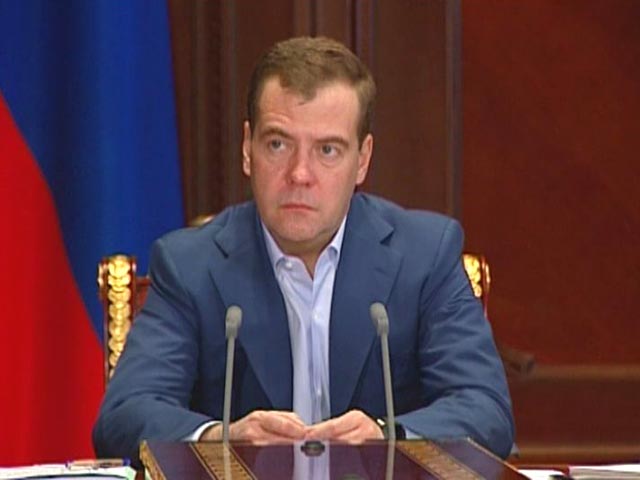 В подмосковных Горках в спокойной обстановке прошло заседание, на котором под председательством Медведева обсудили будущее рубля, рухнувшего по итогам недели до 33,7 рубля за доллар