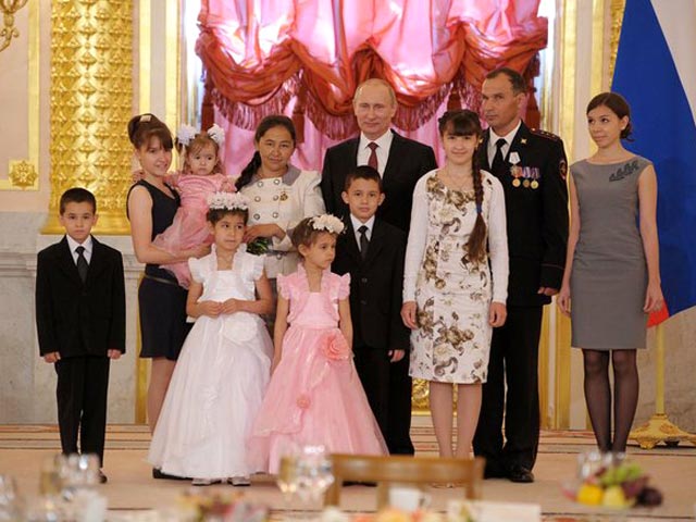 Владимир Путин вручил в Кремле орден "Родительская слава" многодетным родителям, воспитывающим от 7 до 13 детей, из восьми регионов страны