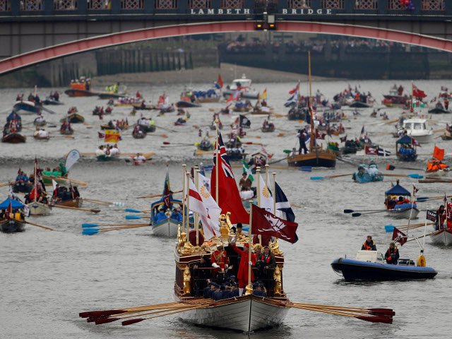 Водный парад, состоявшийся на реке Темза в британской столице в честь Бриллиантового, 60-летнего юбилея царствования королевы Елизаветы II, признан крупнейшим событием такого рода в современной мировой истории