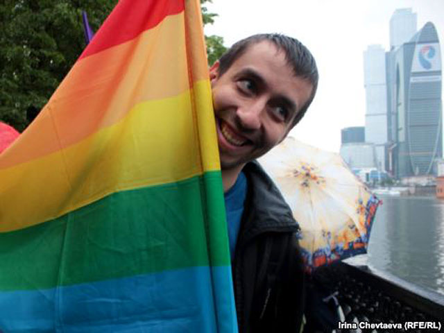 В Москве фактически прошел первый легальный гей-парад - секс-меньшинства пошли на хитрость