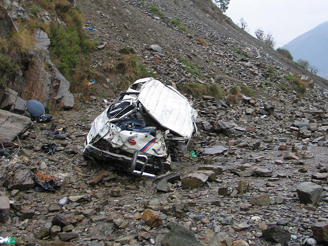 В Пакистане произошел крупный дорожно-транспортный инцидент - переполненный людьми автобус рухнул с горы в овраг
