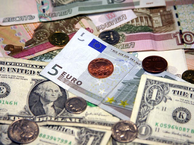 Рубль впервые за 9 дней слегка укрепился к доллару