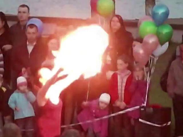 Юная жительница Твери, принимавшая участие в выступлении коллектива так называемых "фаерщиков" - жонглеров огнем, получила серьезные ожоги лица во время неудачного исполнения трюка