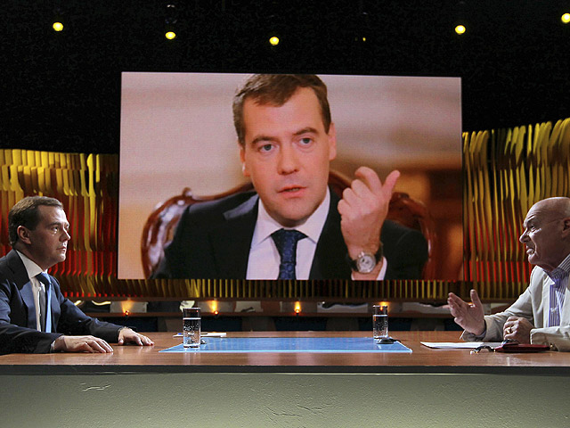 Премьер-министр России Дмитрий Медведев, давший интервью в программе "Познер" на Первом канале, заявил, в частности, что Церковь не принимает участия в политических решениях в России