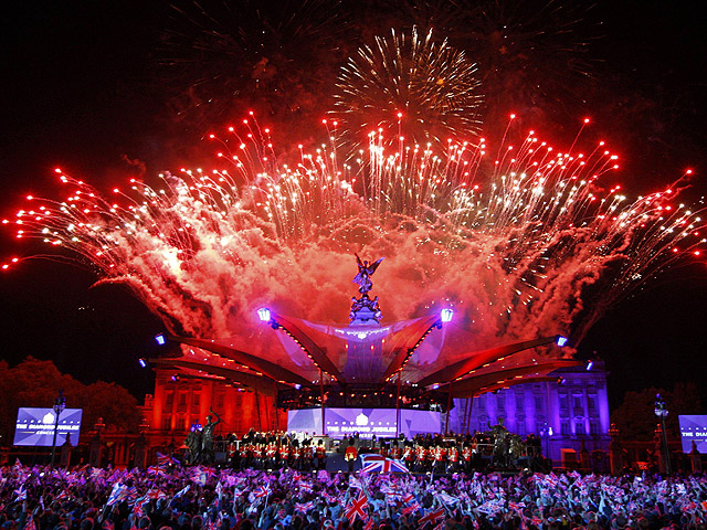 Грандиозным концертом на площади у Букингемского дворца закончились празднования в честь Бриллиантового юбилея королевы Елизаветы II