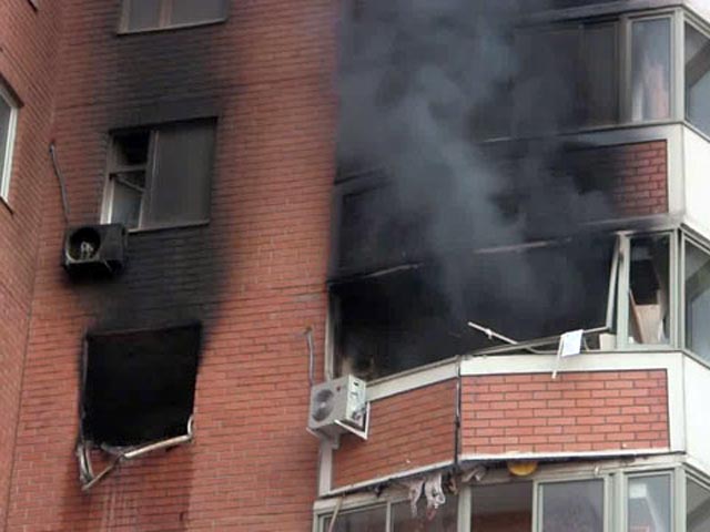 На востоке Москвы, на улице 13-я Парковая в доме номер 42 корпус 3 в одной из квартир на шестом этаже 14-этажного жилого дома во вторник вечером прогремел взрыв, квартира полностью охвачена огнем