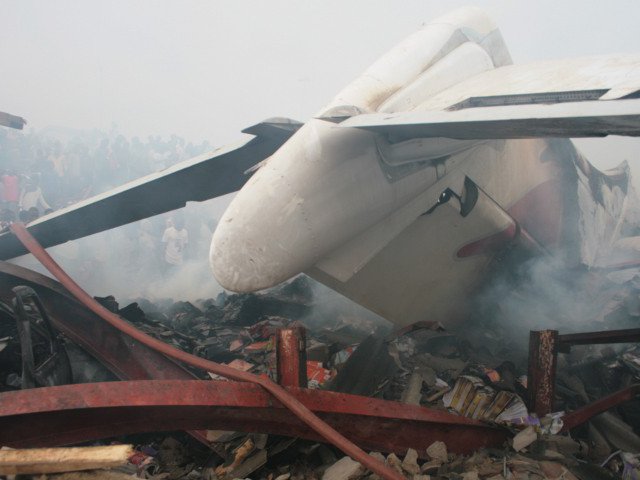 На борту самолета, разбившегося в Нигерии, находились семь американских граждан. Об этом сообщил Госдепартамент США