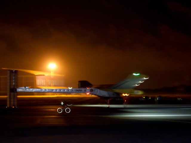 Самолет Solar Impulse, который в прошлом месяце отправился в свой первый трансконтинентальный перелет без капли топлива, благополучно прибыл из аэропорта Мадрида в международный аэропорт Рабат-Сале столицы Марокко