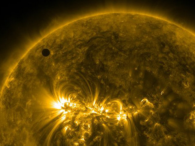 Американские ученые зафиксировали произошедшее в минувшие сутки прохождение Венеры по диску Солнца