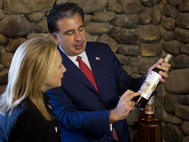 После переговоров с Клинтон и осмотра вместе с ней нового Дома юстиции в Тбилиси президент Михаил Саакашвили подарил представительнице американской администрации грузинский паспорт