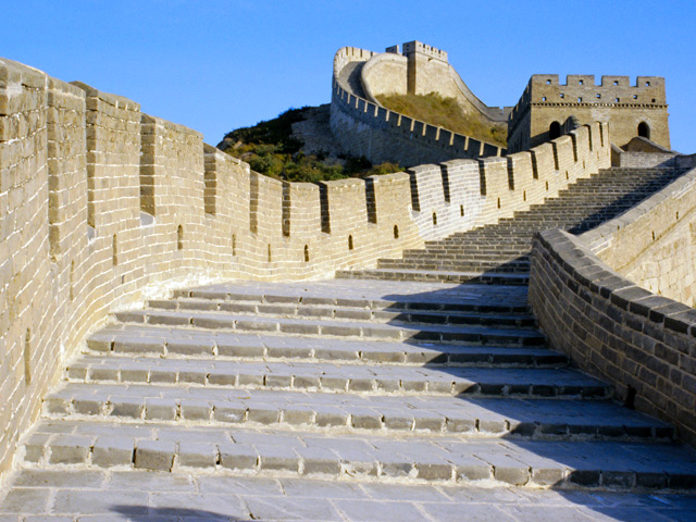 Всемирно известный символ Китая - Великая китайская стена - оказалась гораздо длиннее , чем считалось ранее: ее протяженность составляла не 8,85 тысячи, а 21,196 тысячи километров