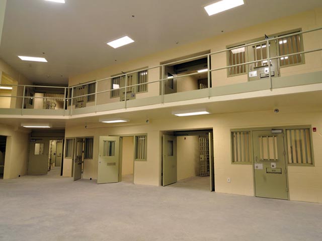 Власти американского штата Южная Каролина ведут переговоры с заключенными тюрьмы строгого режима Lee Correctional Institute, которые взбунтовались и удерживают заложника