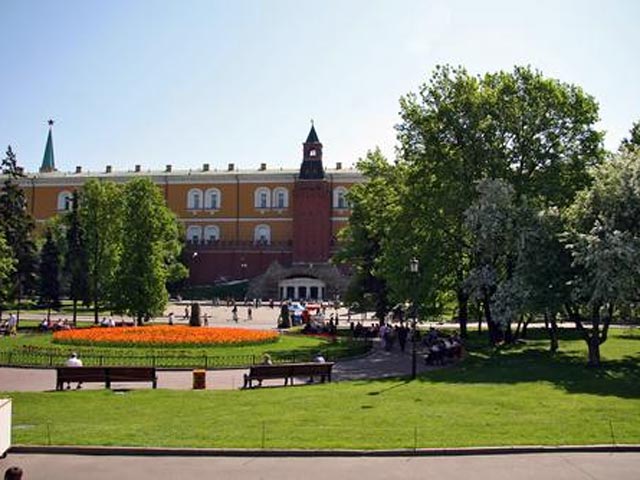 Александровский сад, где в среду должны состояться оппозиционные "народные гуляния", внезапно закрылся