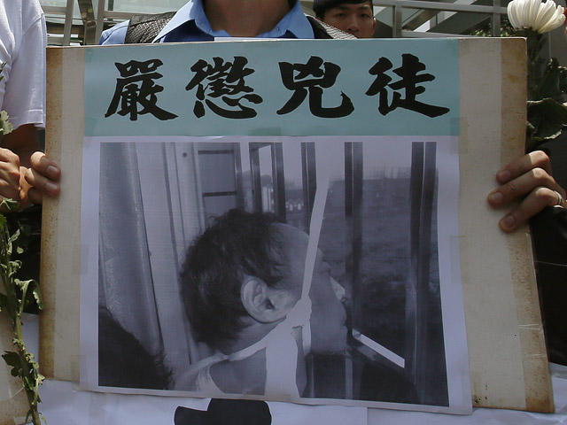 Известный китайский диссидент Ли Ван Ян, арестованный после восстания на площади Тяньаньмэнь в 1989 году и освобожденный из тюрьмы год назад, был найден мертвым при загадочных обстоятельствах