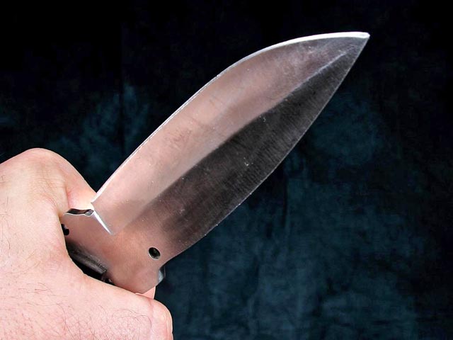Московский полицейский порезал ножом двух прохожих после ссоры с женой