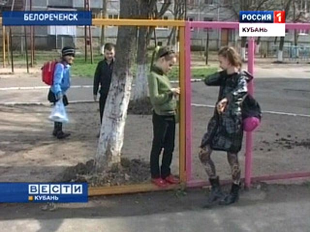 На Кубани разгорелся скандал вокруг сотрудника местной прокуратуры, который приставал к детям, нарядившись женщиной. Инцидент произошел в поселке Первомайский Белореченского района