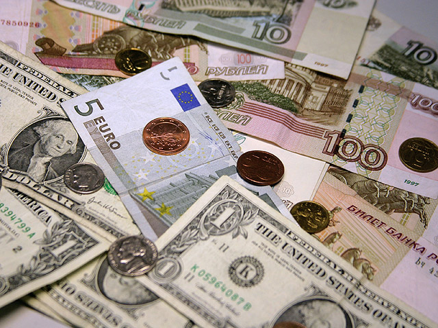 Рубль вновь начал сдавать позиции к доллару и евро