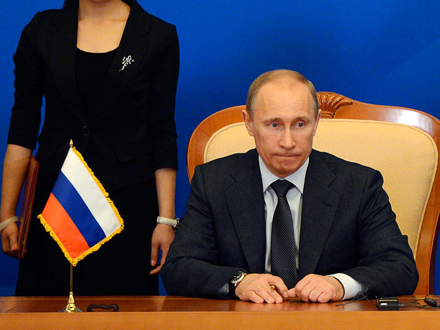 Президент России Владимир Путин уже второй день тянет с подписанием резонансного закона о многократном повышении штрафов за нарушения на митингах