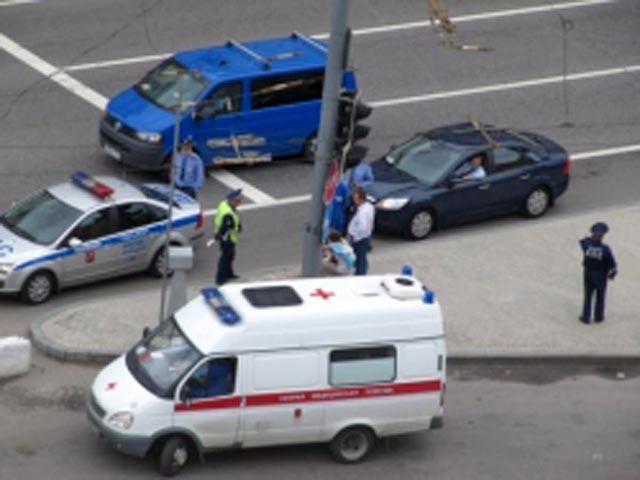 На Кутузовском проспекте в Москве девушка, выбежавшая на дорогу, на 10 минут остановила кортеж. По словам очевидца, машины успели остановиться в последний момент