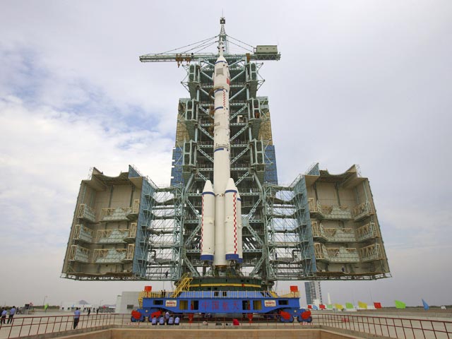 В середине июня Китай запустит космический корабль "Шэньчжоу-9" для реализации второго этапа программы стыковки аппаратов на орбите, на этот раз - пилотируемой