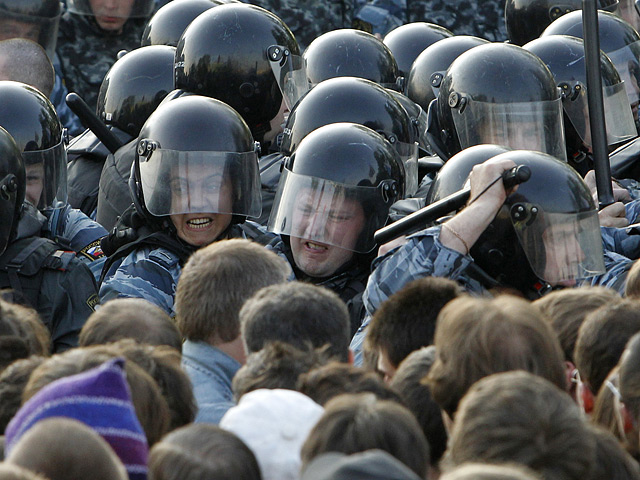 Следствие задержало еще двух подозреваемых в массовых беспорядках 6 мая на Болотной площади в Москве