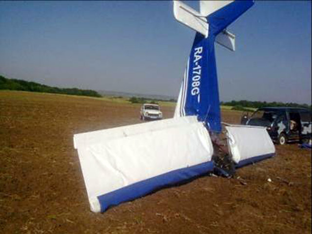 Один человек погиб при падении легкомоторного самолета в Ростовской области