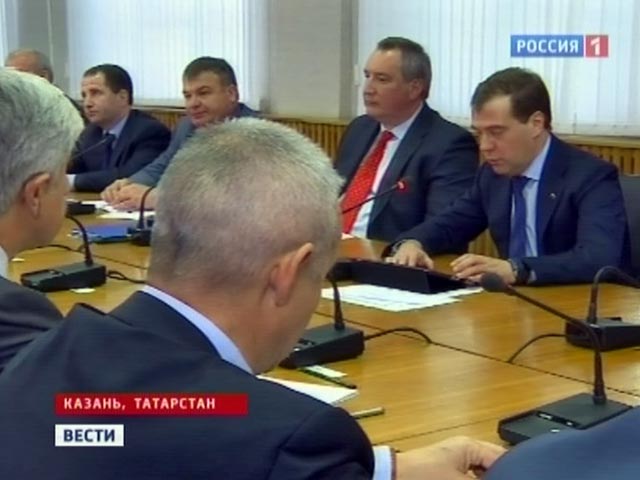 Премьер Дмитрий Медведев совершил в субботу поездку в Казань, где провел совещание по вопросам развития стратегической авиации