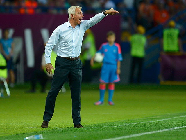 Тренер сборной Голландии не стал критиковать своих футболистов после неудачного старта на Евро-2012