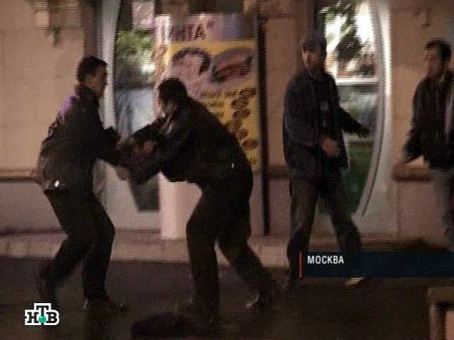 В московском микрорайоне Орехово-Борисово в ночь на воскресенье произошла крупная драка