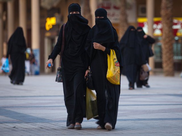 В одном из городов Саудовской Аравии стартует собственная версия популярного во всем мире телешоу "Мы ищем таланты". Там запретили участвовать женщинам, исключили музыкальные и танцевальные номера