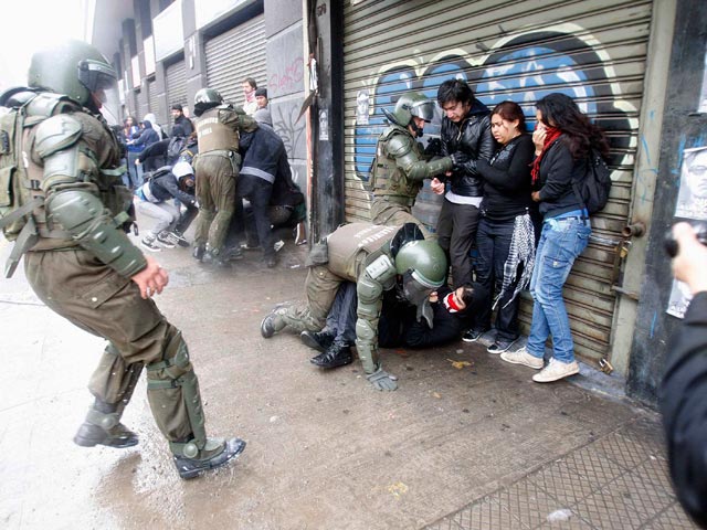 В Чили полиция разогнала демонстрацию противников Пиночета