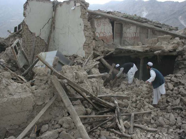 На севере Афганистана жертвами двух землетрясений магнитудой 5,4 и 5,7 и оползня стали около ста человек