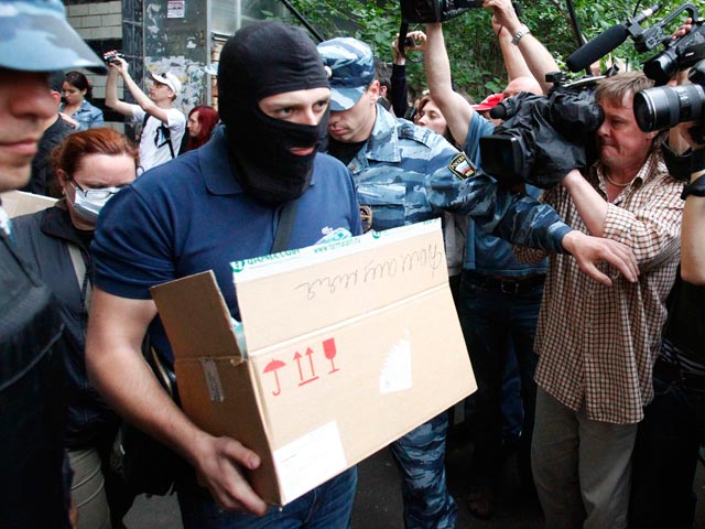 Следователи покидают квартиру Алексея Навального