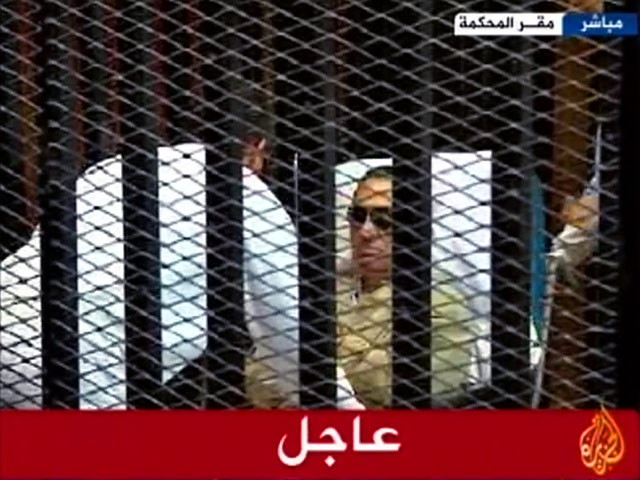 В ночь на вторник, 12 июня, пресс-служба министерства внутренних дел Египта сообщила, что приговоренный к пожизненному заключению бывший глава государства Хосни Мубарак находится в предсмертном состоянии