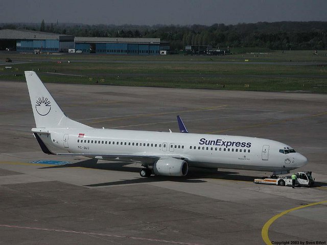 В международном аэропорту румынской столицы, Бухареста, совершил срочную посадку авиалайнер Boeing-737 компании SunExpress. Он следовал по маршруту Франкфурт-на-Майне Анкара