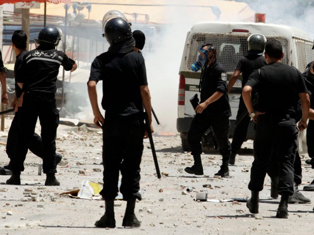 В Тунисе введен комендантский час в восьми гуверноратах (областях), включая столицу. Решение властей вызвано прокатившимися по стране беспорядками, организованными салафитами