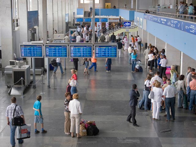 В аэропорту "Внуково" пенсионеры из Перу украли борсетку прямо у стойки регистрации