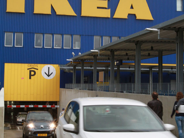 Шведский мебельный концерн IKEA был обвинен в расизме в Великобритании после того, как местным цыганам запретили парковаться на автомобильных парковках магазинов компании