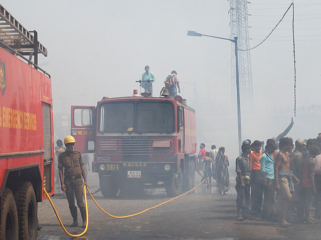 Сильный пожар вспыхнул в среду вечером на сталелитейном заводе в городе Вишакхапатнам на востоке Индии