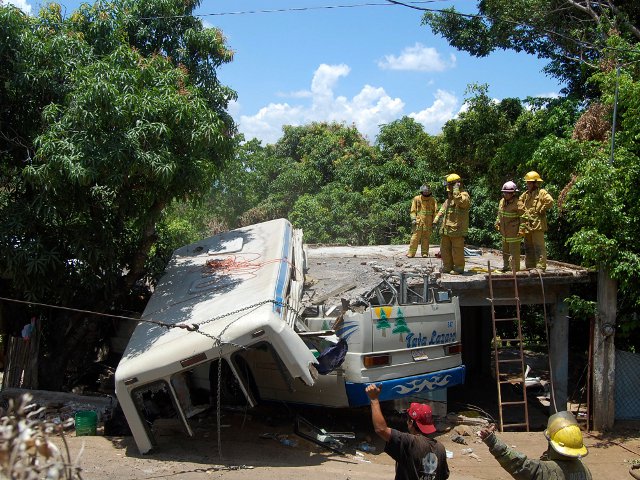 В Мексике по меньшей мере десять человек погибли и 19 пострадали в результате крупной автокатастрофы