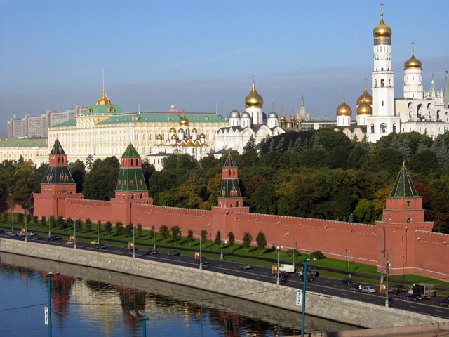 В Кремле, впрочем, визовые ограничения не приемлют ни в каком виде, считая их "произвольными"