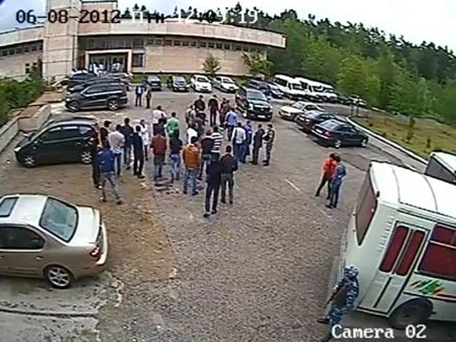 8 июня полиция прибыла в общежитие вуза в Переделкино, чтобы доставить к следователю предполагаемых пособников драки у столичного ТЦ "Европейский" с фанатами