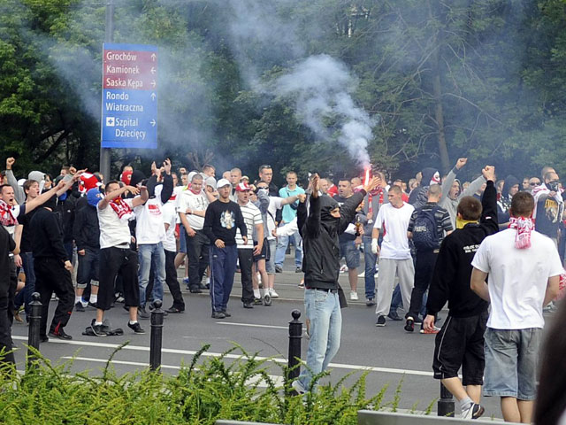 Польские власти признали, что беспорядки в Варшаве во время санкционированного марша российских футбольных болельщиков спровоцировали местные ультрас
