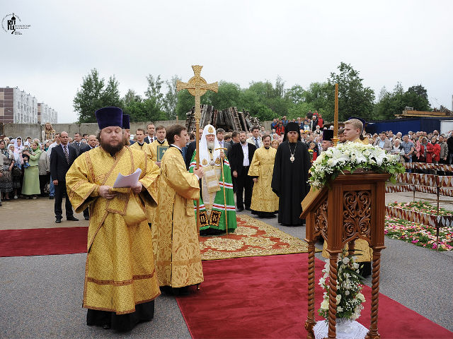 Патриарх Кирилл совершил сегодня чин освящения закладного камня в основание Александро-Невского храма в подмосковном Зеленограде